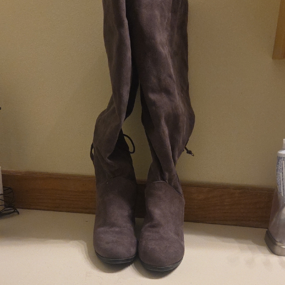 Chic Women's Heeled Boots in Grey Suede